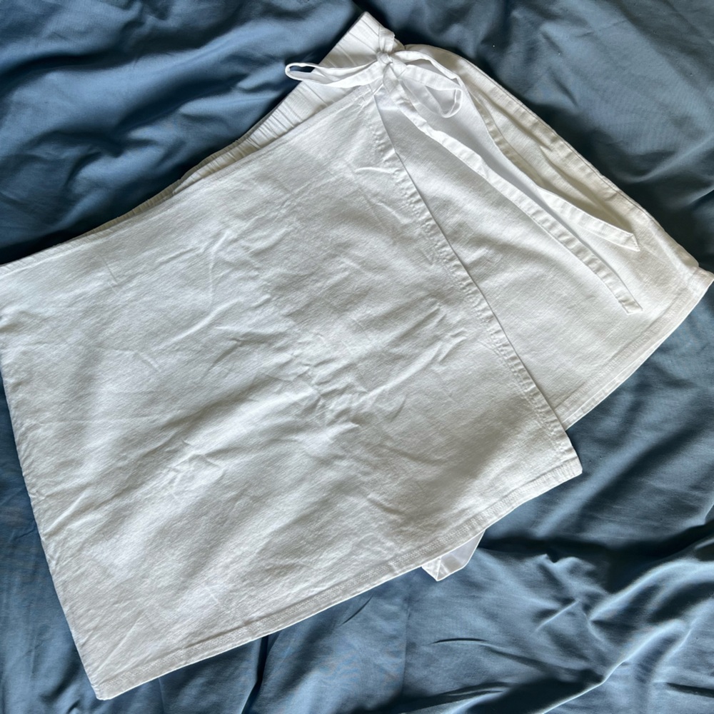 NWT Size Large White linen skort from Francesca’s